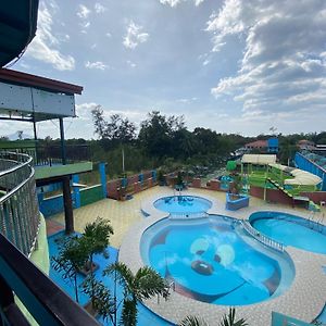 Reddoorz Plus @ Lhexlyn Resort San Narciso